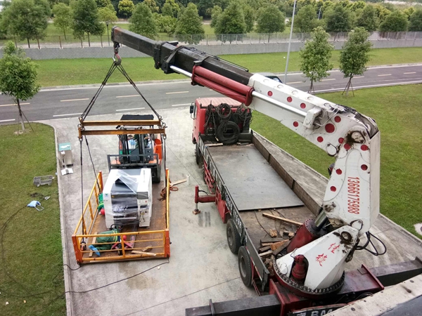 SMT設(shè)備卸車、拆箱作業(yè)